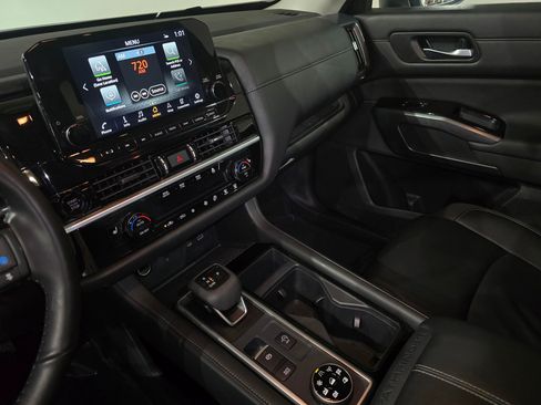 Used 2025 Nissan Pathfinder SL image 24