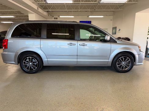 Used 2017 Dodge Grand Caravan SE FWD image 6