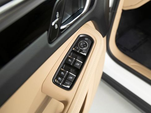 Certified 2025 Porsche Macan image 20