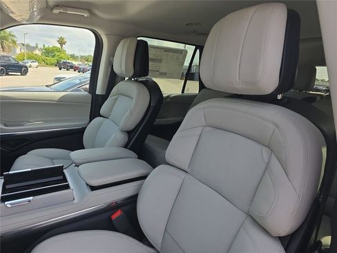 New 2026 Lincoln Navigator Premiere AWD/4WD image 14