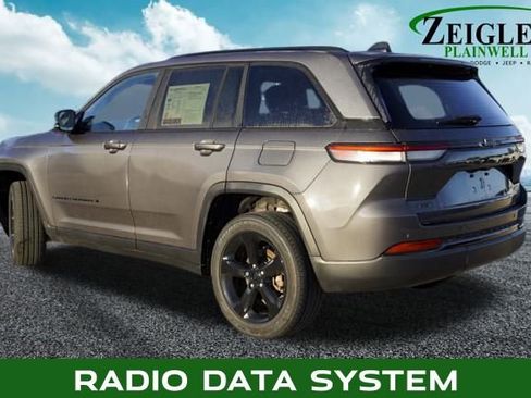Used 2023 Jeep Grand Cherokee Altitude image 2