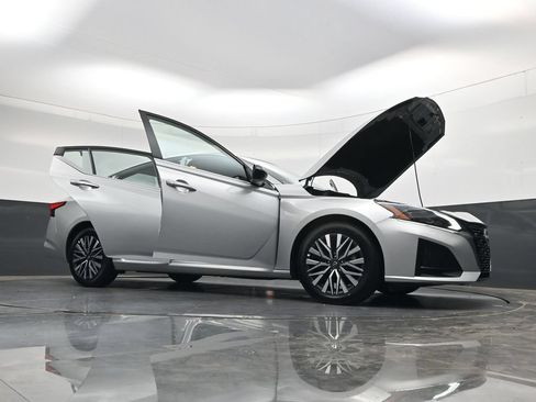 Used 2025 Nissan Altima 2.5 SV FWD image 54
