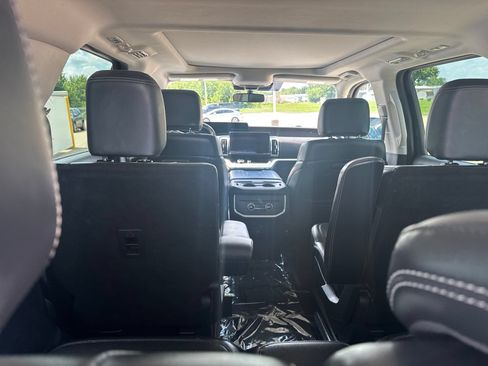 Used 2025 Ford Expedition Platinum AWD/4WD image 18