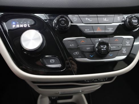 Used 2024 Chrysler Pacifica Touring-L FWD image 42