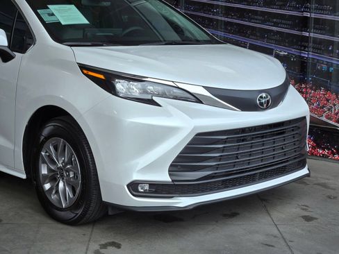 Used 2026 Toyota Sienna XLE FWD image 2