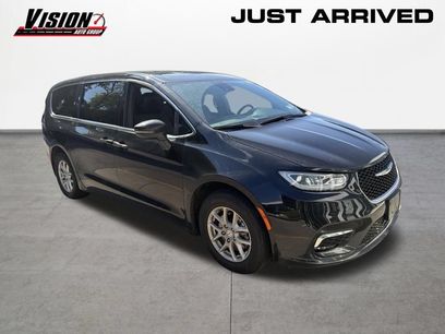 Used 2026 Chrysler Pacifica Select