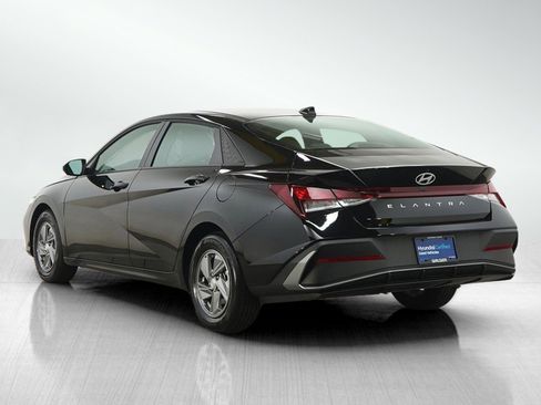 Certified 2025 Hyundai Elantra SE FWD image 3