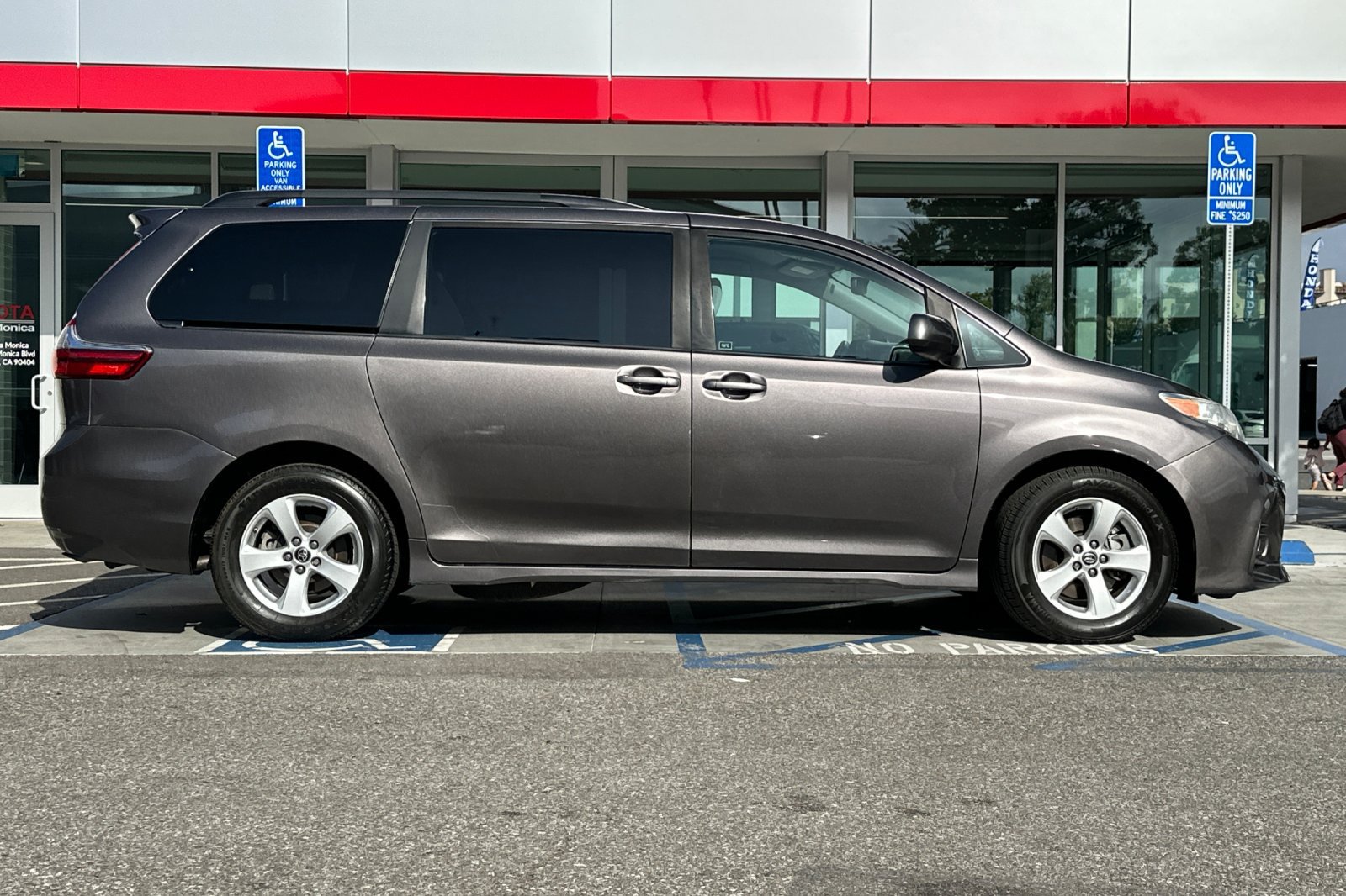 Used 2020 Toyota Sienna LE w/ Carpet Mat Package FWD image 3
