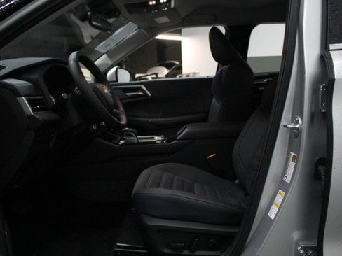 New 2025 Mitsubishi Outlander SE image 6