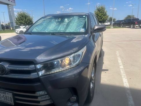 Used 2018 Toyota Highlander Limited Platinum FWD image 2