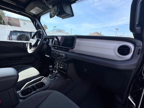 Used 2025 Jeep Wrangler Unlimited Sahara w/ Safety Group image 17