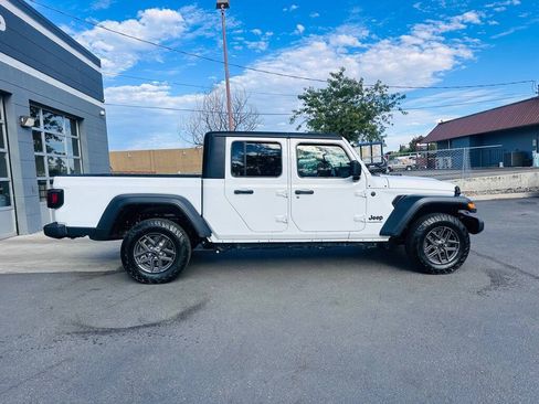 Used 2025 Jeep Gladiator Sport AWD/4WD image 8