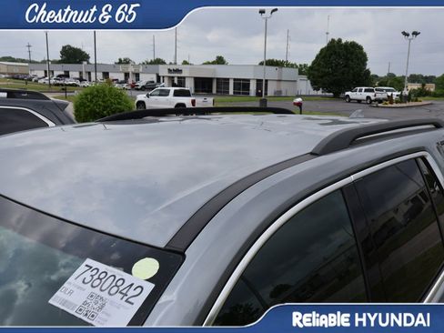 Used 2023 Chevrolet Traverse LT FWD image 14