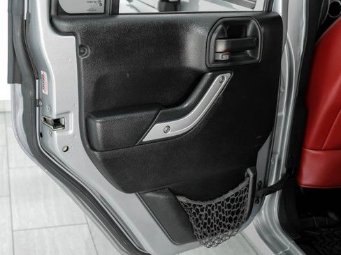 Used 2013 Jeep Wrangler Unlimited Rubicon image 42