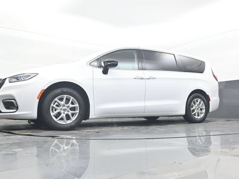 Used 2024 Chrysler Pacifica Touring-L FWD image 33