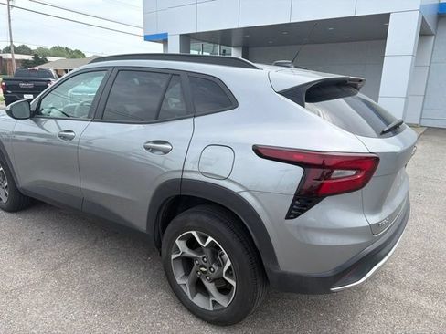 Used 2025 Chevrolet Trax LT FWD image 27