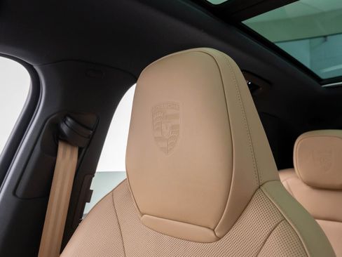 Certified 2023 Porsche Cayenne Platinum Edition image 30
