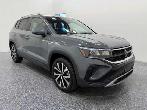 Used 2023 Volkswagen Taos SE w/ Panoramic Sunroof Package FWD image 9