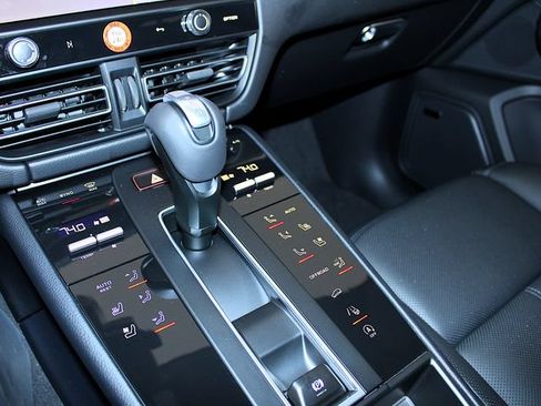 Certified 2026 Porsche Macan AWD/4WD image 12