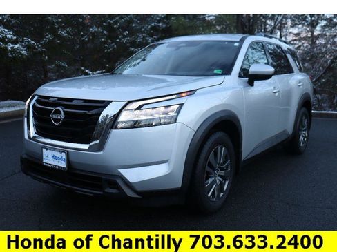 Used 2022 Nissan Pathfinder SV image 3