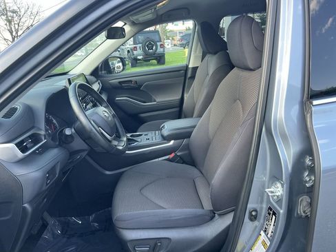 Used 2022 Toyota Highlander LE image 21