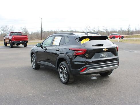 Used 2025 Chevrolet Trax LT w/ LT Convenience Package image 7