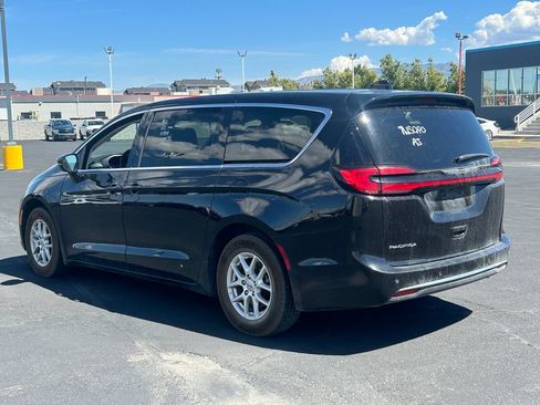 Used 2024 Chrysler Pacifica Touring-L FWD image 5