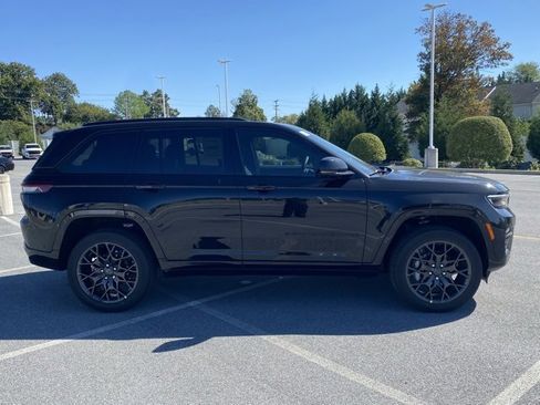 New 2025 Jeep Grand Cherokee Summit image 9