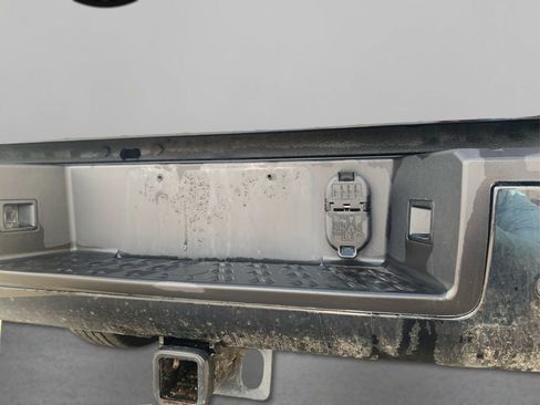 Used 2024 Nissan Titan SV w/ SV Convenience Package image 13