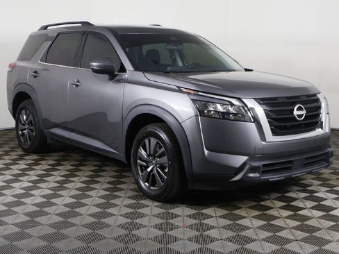 Used 2023 Nissan Pathfinder SV image 2