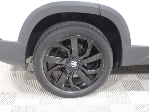 Used 2022 Volkswagen Taos SE w/ Panoramic Sunroof Package FWD image 45