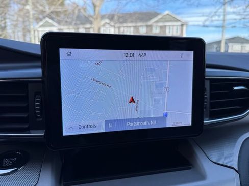 Used 2022 Ford Explorer XLT w/ Equipment Group 202A image 9