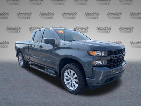 Used 2019 Chevrolet Silverado 1500 Custom w/ Custom Value Package AWD/4WD image 2