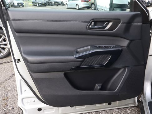 Used 2025 Nissan Pathfinder SV FWD image 13