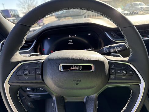 New 2025 Jeep Grand Cherokee Altitude image 24