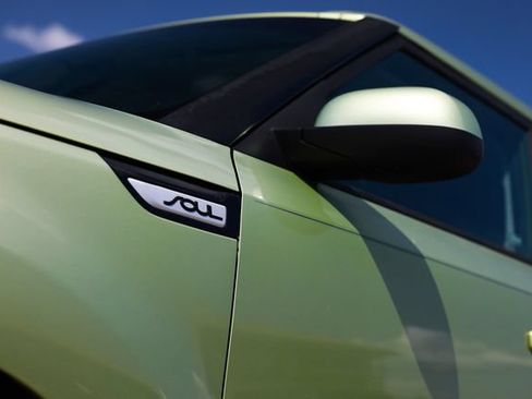 Used 2016 Kia Soul + FWD image 40