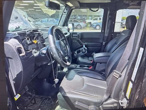 Used 2018 Jeep Wrangler Unlimited Sahara w/ Connectivity Group AWD/4WD image 5