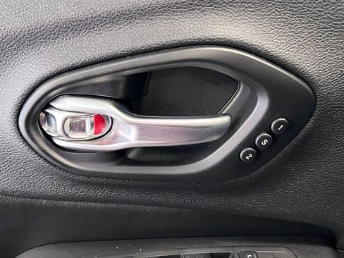 Used 2019 Jeep Cherokee Limited image 37