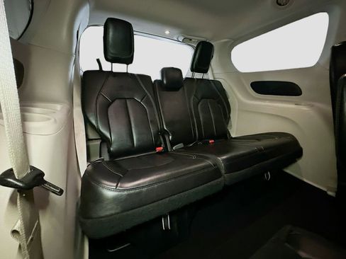 Certified 2024 Chrysler Pacifica Touring-L FWD image 34