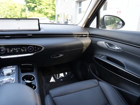 Used 2025 Genesis GV70 2.5T AWD/4WD image 18