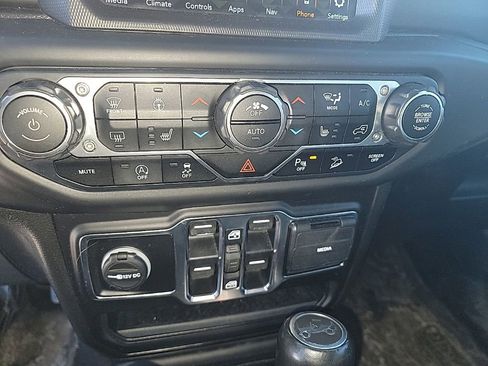 Used 2019 Jeep Wrangler Unlimited Sahara image 20