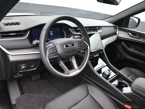 New 2025 Jeep Grand Cherokee Limited w/ Black Appearance Package image 19