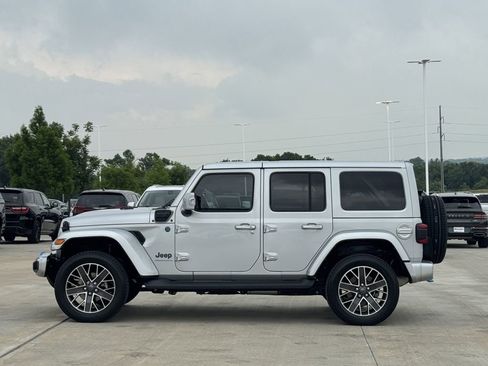 Used 2023 Jeep Wrangler Unlimited Sahara AWD/4WD image 3