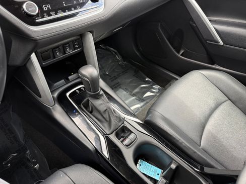 Used 2024 Toyota Corolla Cross XLE FWD image 13