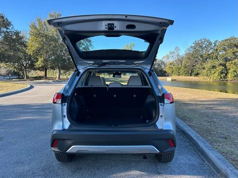 Used 2024 Toyota Corolla Cross L image 10