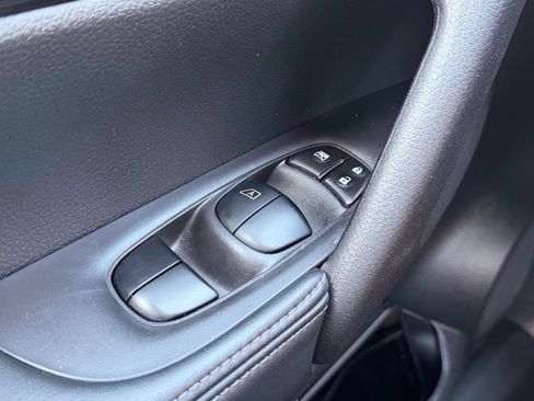 Used 2019 Nissan Rogue S FWD image 19