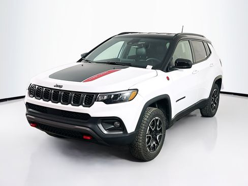 Used 2025 Jeep Compass Trailhawk AWD/4WD image 3