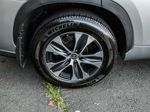 Certified 2025 Toyota Highlander XLE image 7