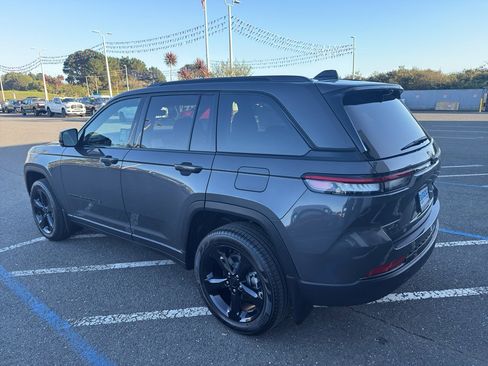 New 2025 Jeep Grand Cherokee Limited w/ Luxury Tech Group II image 16