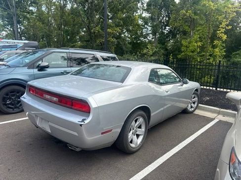 Used 2012 Dodge Challenger SXT RWD image 5